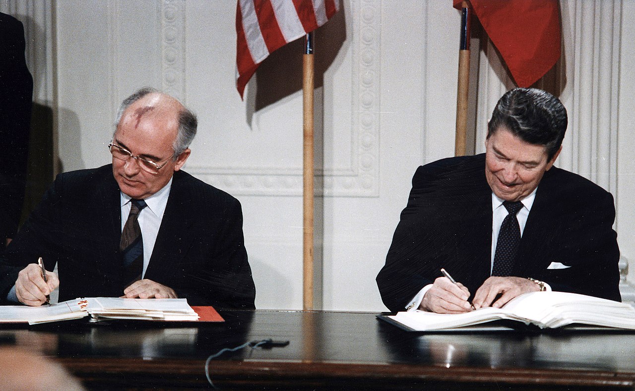 Gorbatjov och Reagan skriver under IMF-avtalet.